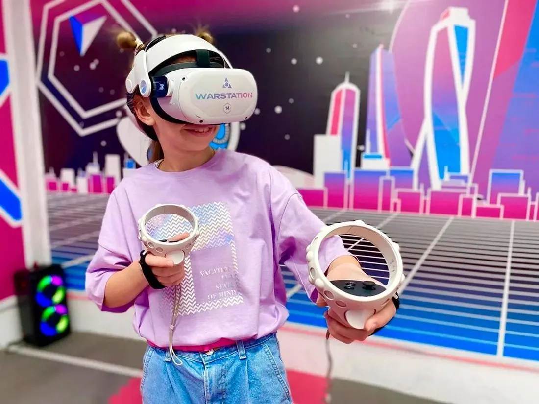 Ребёнок играет в VR на площадке ПЛАНЕТА